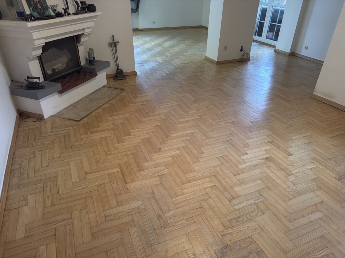 Białe listwy MDF i parkiet jesionowy