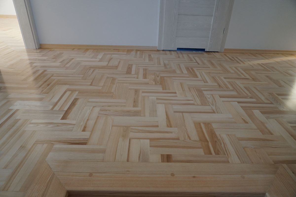 Cyklinowanie Parkietu Jesionowego wraz z Lakierowaniem