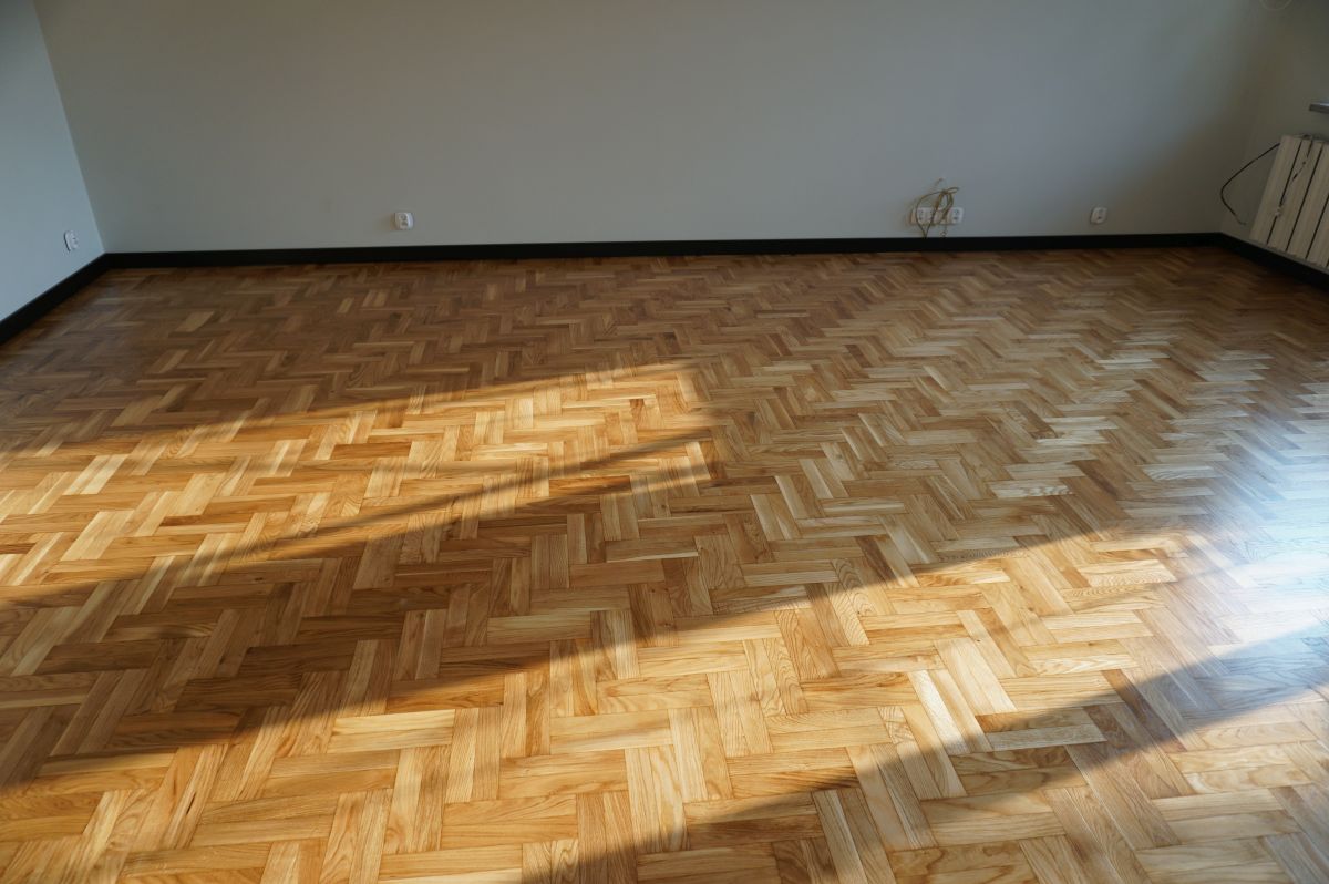 Czarne Listwy Przypodlogowe I Cyklinowanie Starego Parkietu 04