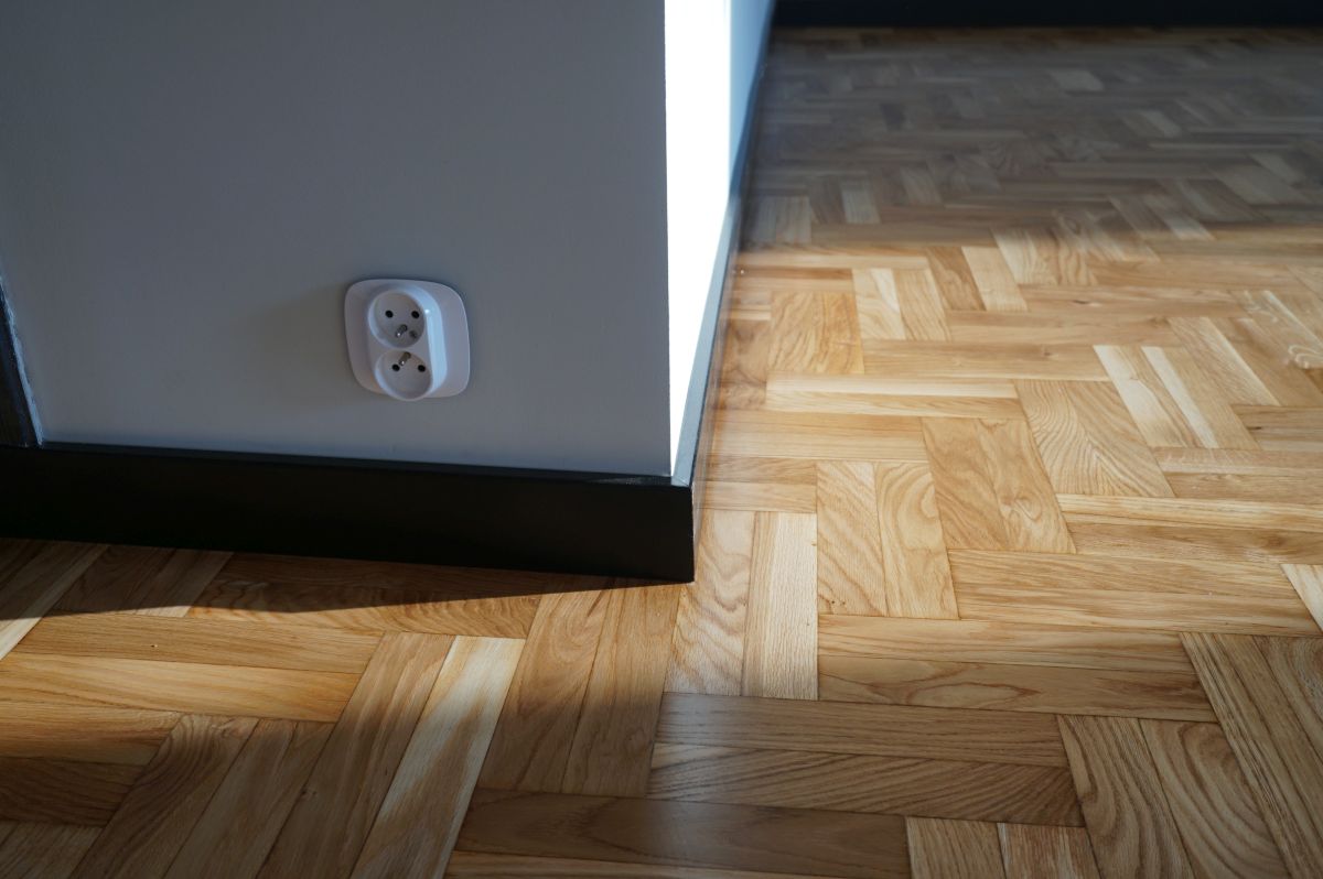 Czarne Listwy Przypodlogowe I Cyklinowanie Starego Parkietu 05