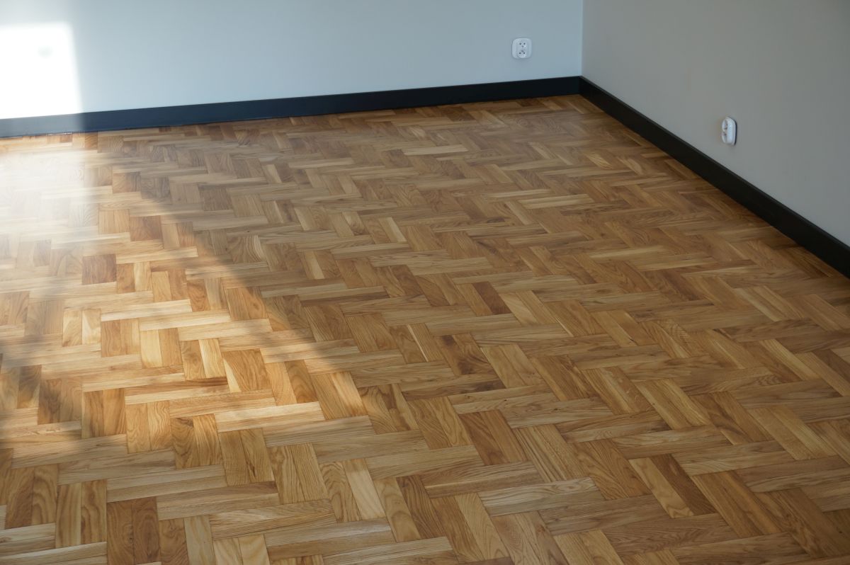 Czarne Listwy Przypodlogowe I Cyklinowanie Starego Parkietu 06