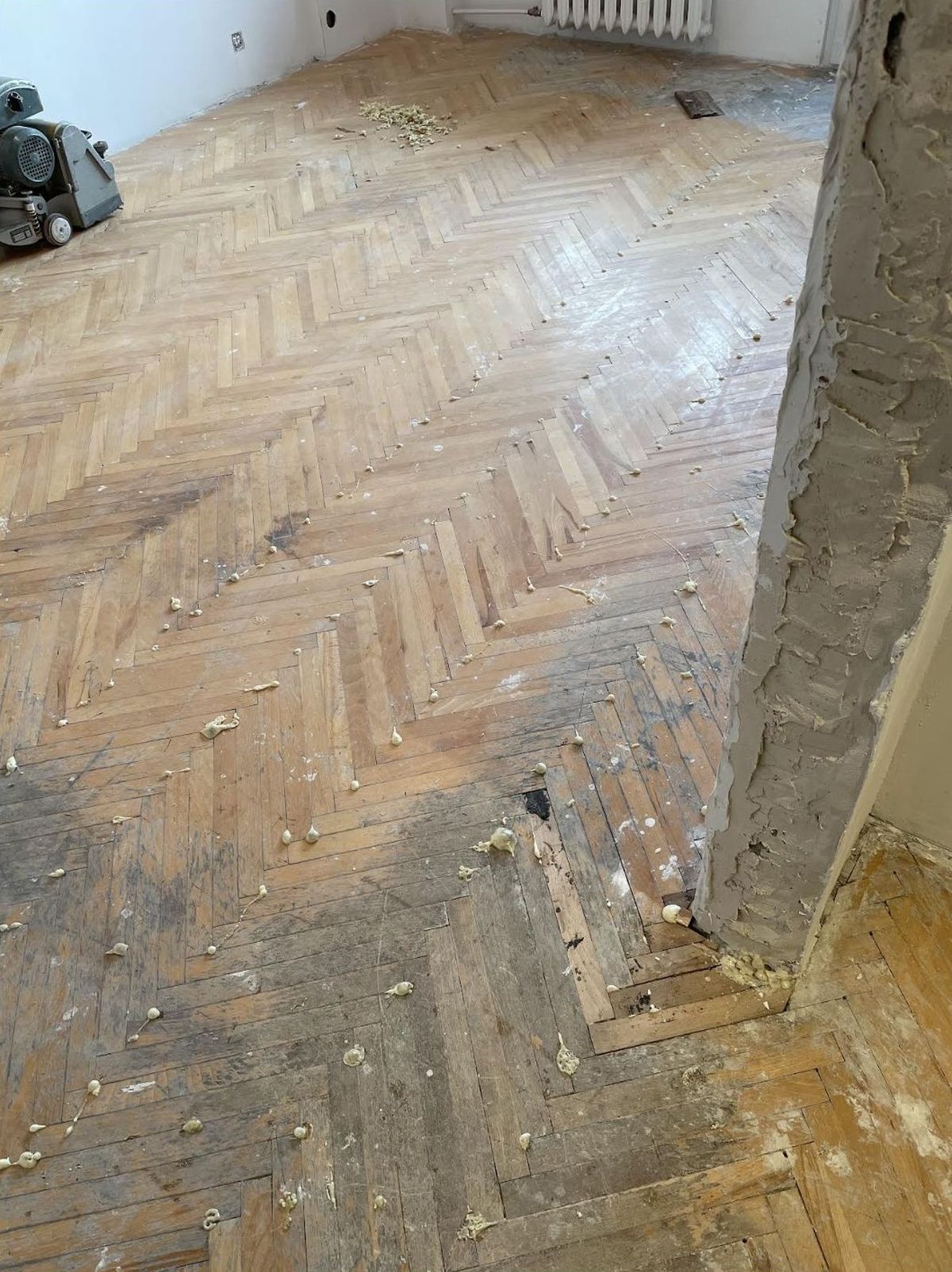 Podklejanie, szlifowanie i lakierowanie starego parkietu bukowego