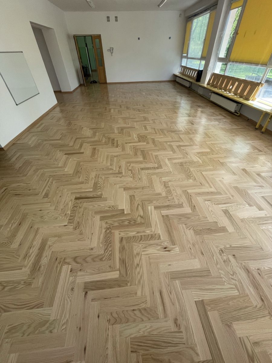 Dab Czerwony Ukladanie Cyklinowanie Lakierowanie 010