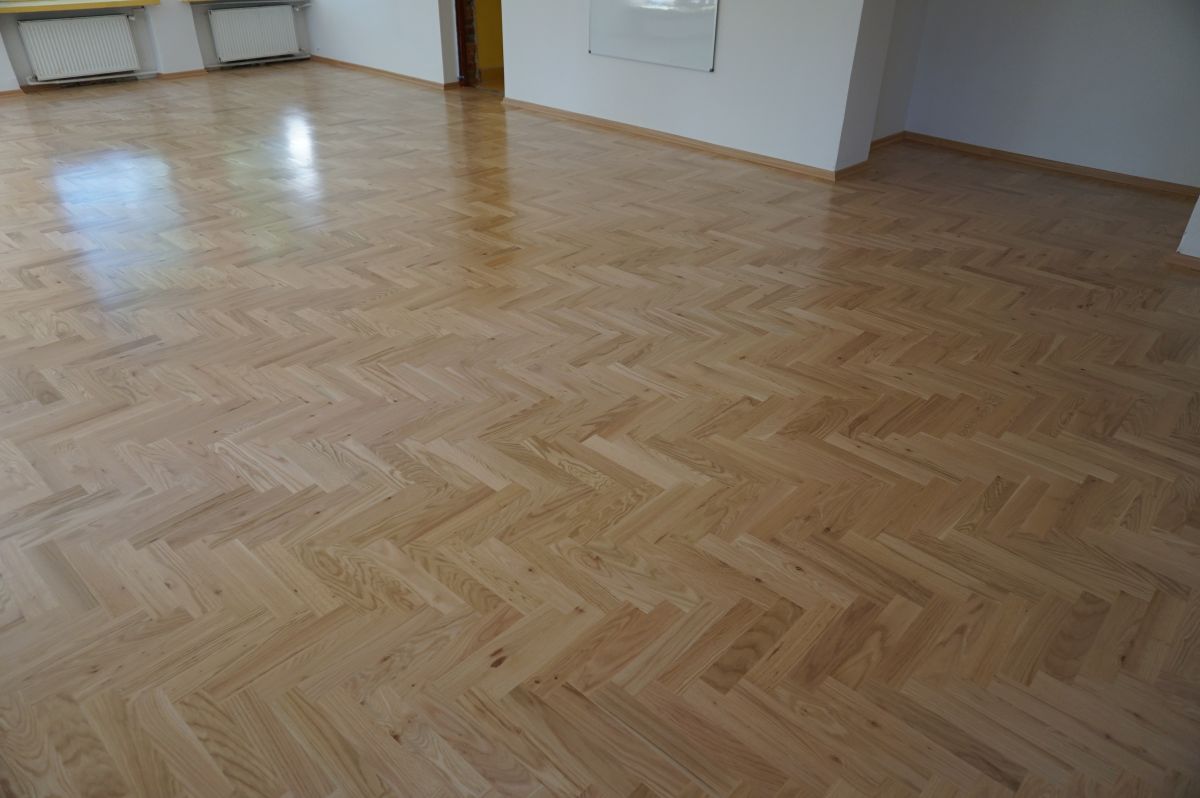 Dab Czerwony Ukladanie Cyklinowanie Lakierowanie 04