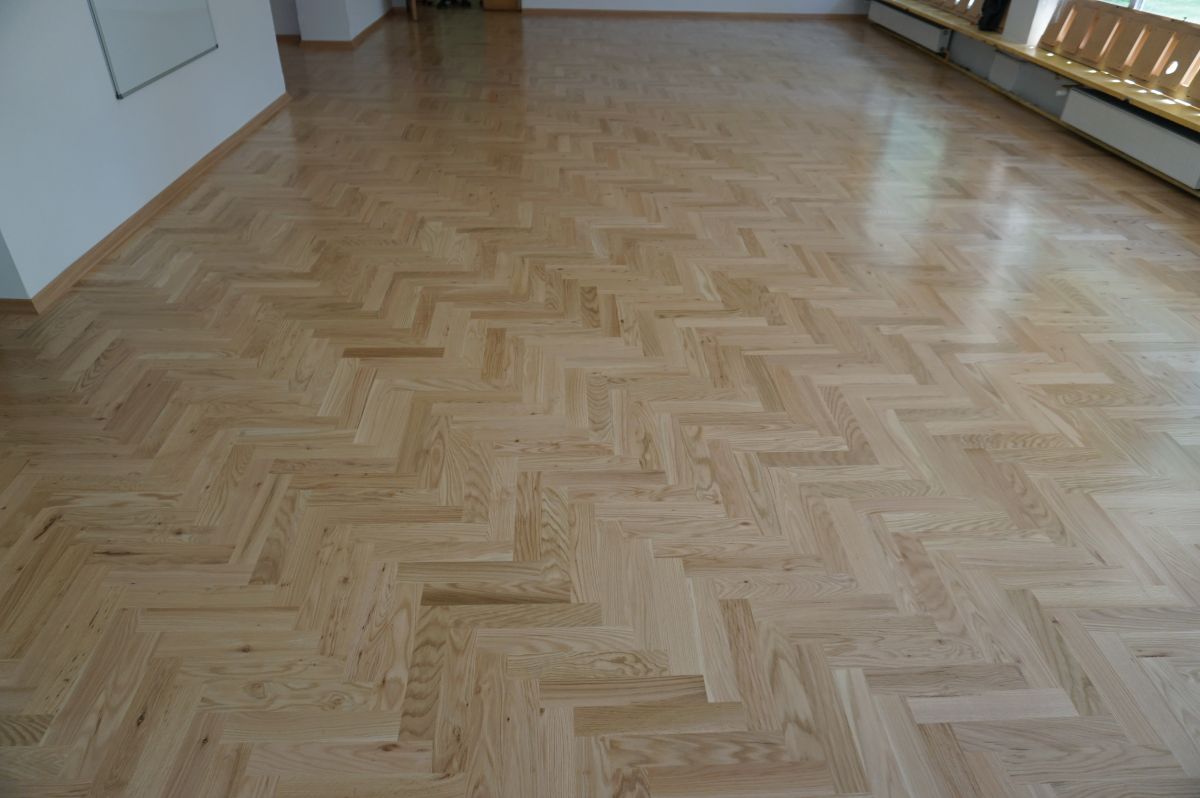 Dab Czerwony Ukladanie Cyklinowanie Lakierowanie 05