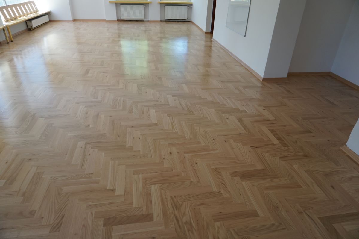 Dab Czerwony Ukladanie Cyklinowanie Lakierowanie 07