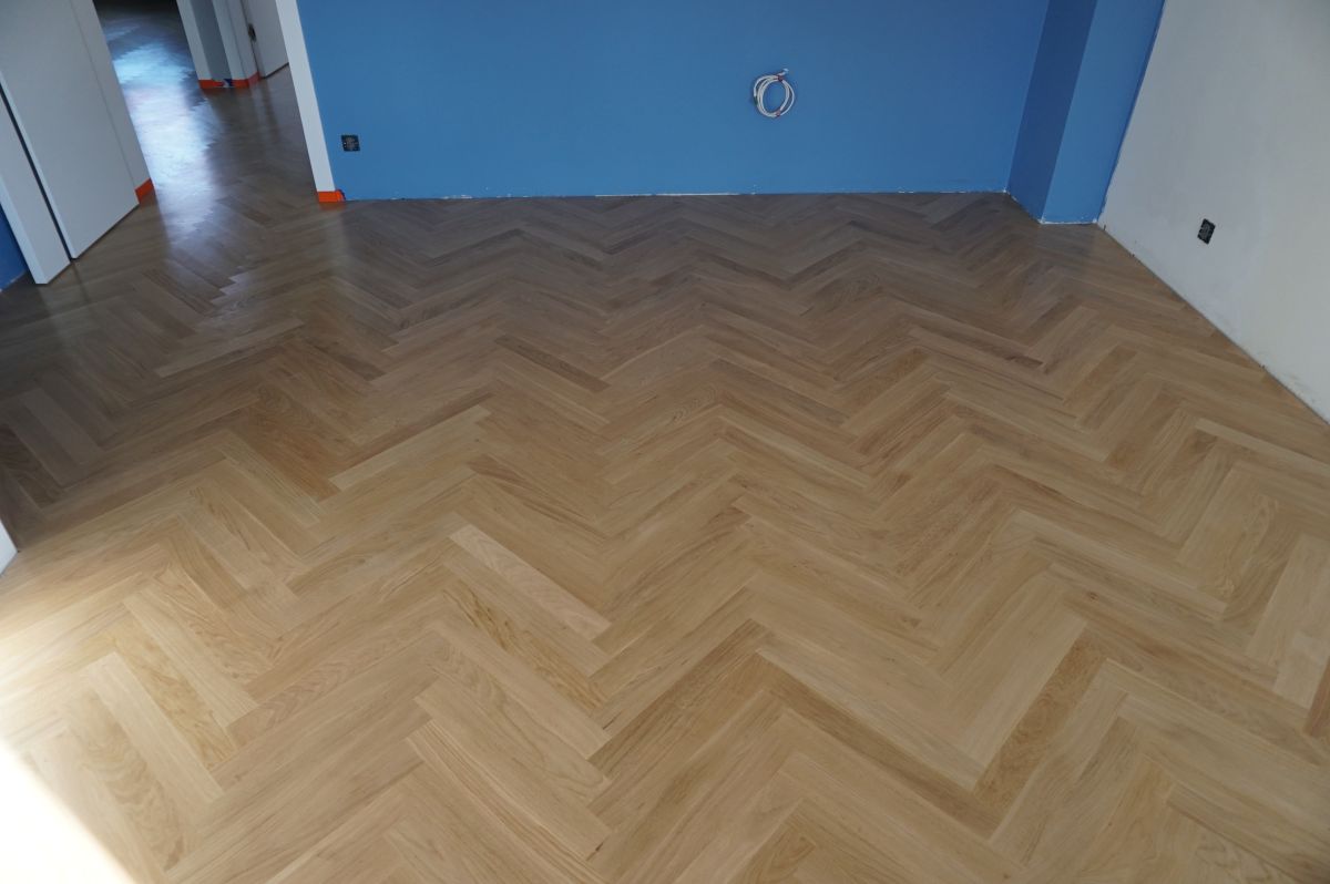 Dąb szary w klasie "natur" - układanie i szlifowanie