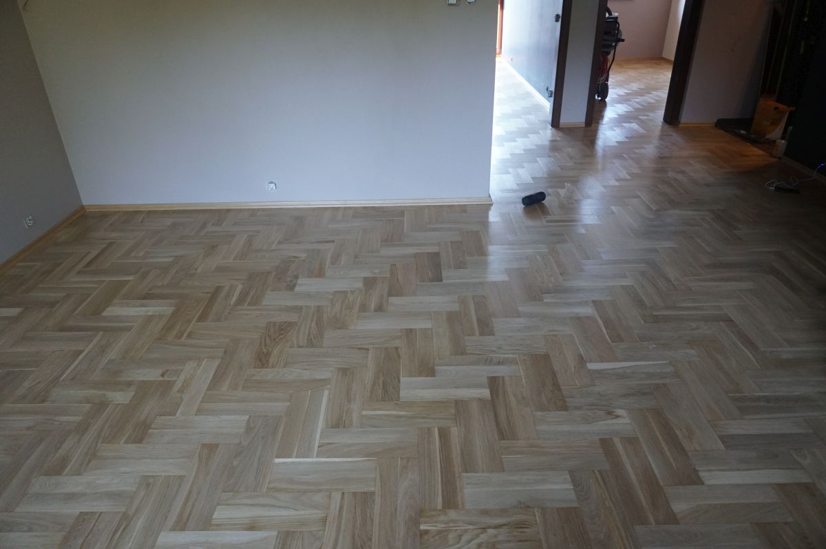 Tradycyjny lity parkiet dębowy - układanie, szlifowanie