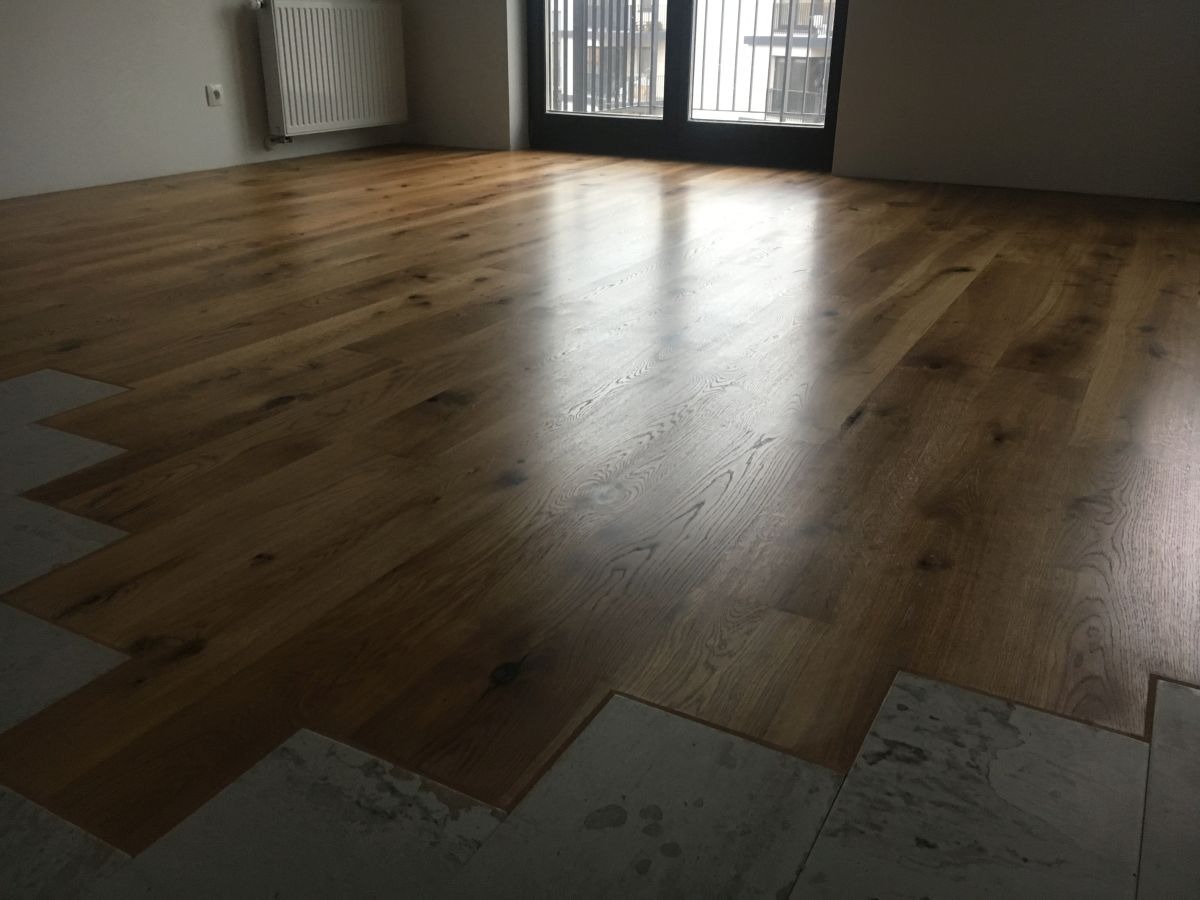 Układanie Deski Ostrokrawędziowej