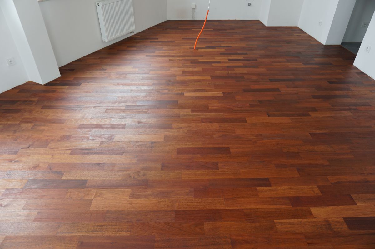 Ukladanie I Olejowanie Litego Parkietu Z Drewna Merbau 02