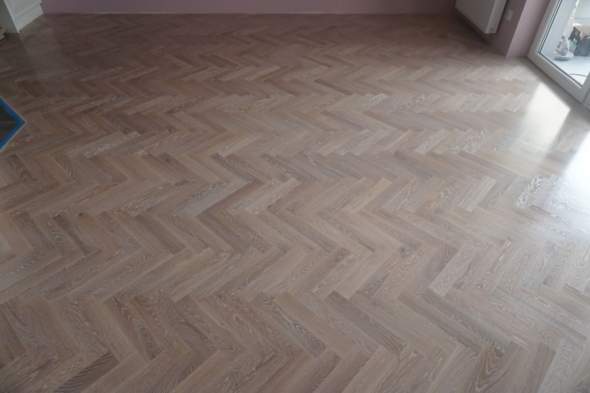 Wybielenie Nowego Parkietu Dębowego Ułożonego w Klasyczną Jodełkę