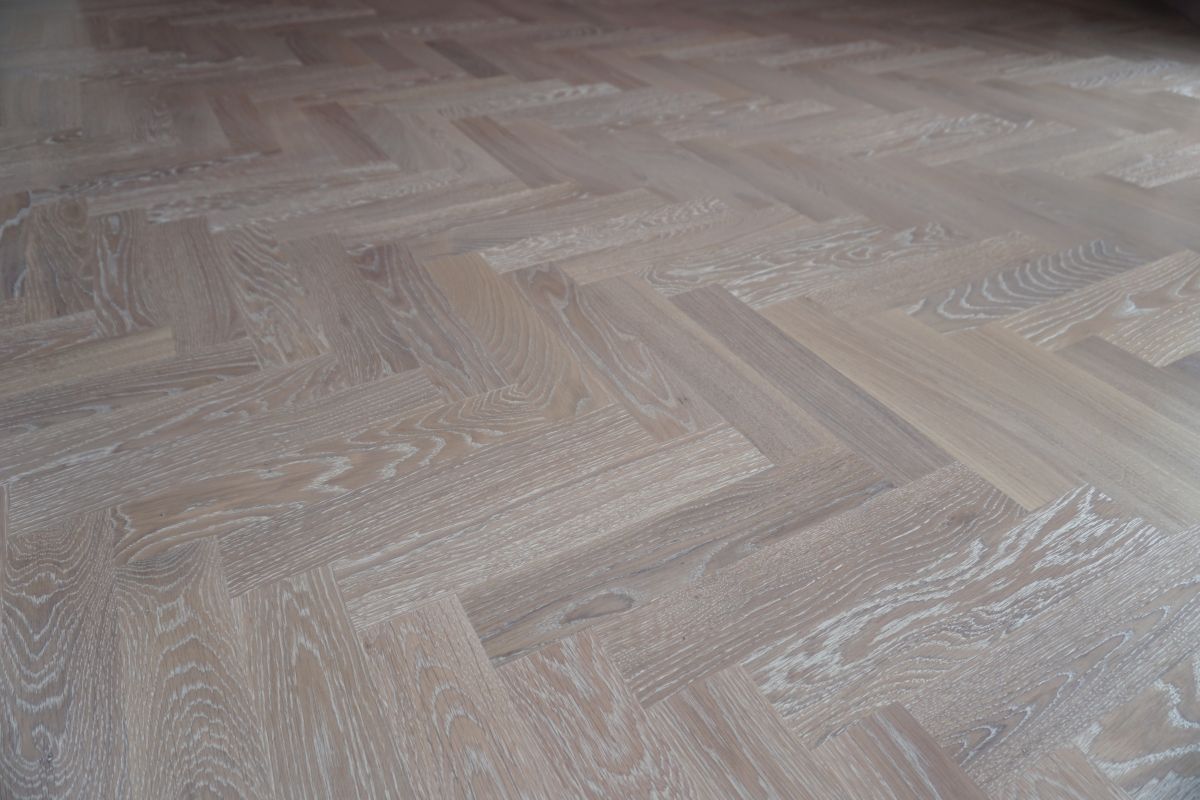 Wybielenie Parkietu Debowego Ulozonego W Jodelke 09